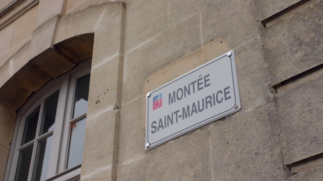 знак монте-сент-морис на стене здания в анжере, франция