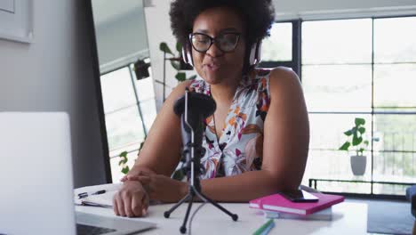 Vlogger-Afroamericana-De-Talla-Grande-Sentada-Usando-Una-Computadora-Teniendo-Un-Video-Chat