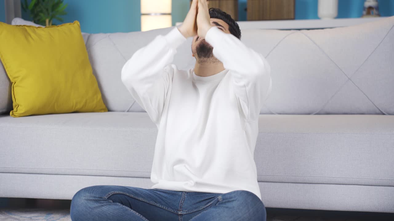 울고 있는 젊은이.