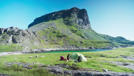 Una-Mujer-En-Un-Campamento-Cerca-De-Las-Montañas-Del-Río-En-Lovund,-Noruega