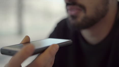 hombre barbudo hablando por teléfono celular