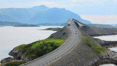 El-Tráfico-En-La-Carretera-Del-Océano-Atlántico-O-La-Carretera-Del-Atlántico-(atlanterhavsveien)-Recibió-El-Título-De-(construcción-Noruega-Del-Siglo).