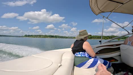 Cámara-Lenta-De-La-Mujer-Viendo-Pasar-El-Paisaje-Del-Lago-Table-Rock-En-Missouri-Usa-Mientras-Se-Sienta-En-La-Parte-Trasera-Del-Barco-Deportivo-En-Una-Tarde-Soleada