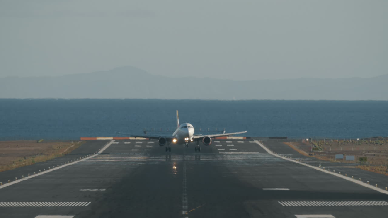 Aereo in atterraggio riuscito su pista con vista mare