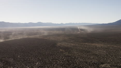 Antena-De-Drones-De-Gran-Amplitud-Del-Vasto-Paisaje-Desértico-De-Nevada-Con-Senderos-Terrestres-4x4