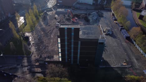 aparcamiento de varias plantas demolido sitio de construcción de hormigón excavación en la ciudad regeneración vista aérea demolición
