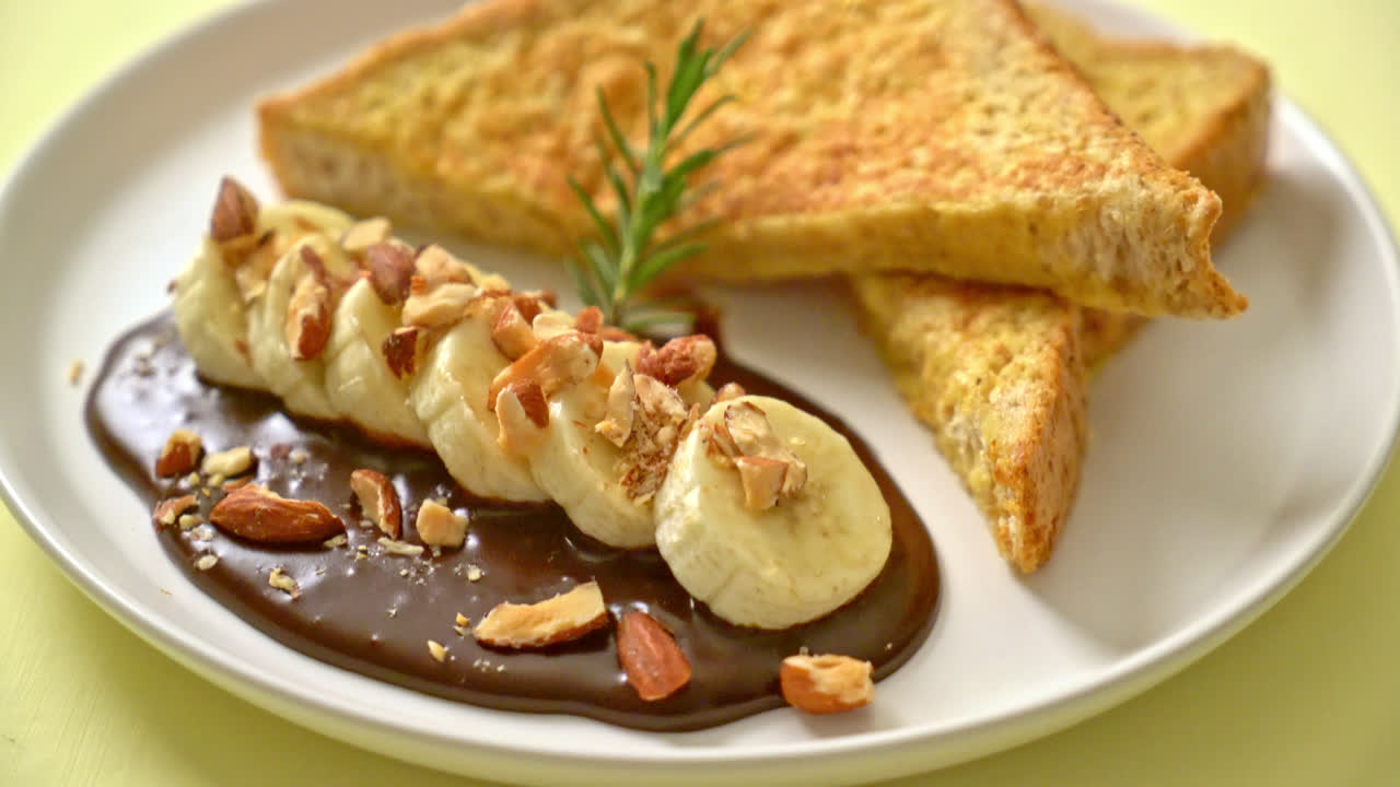 tostadas francesas con plátano, chocolate y almendras para el desayuno