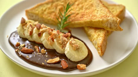 Tostadas-Francesas-Con-Plátano,-Chocolate-Y-Almendras-Para-El-Desayuno