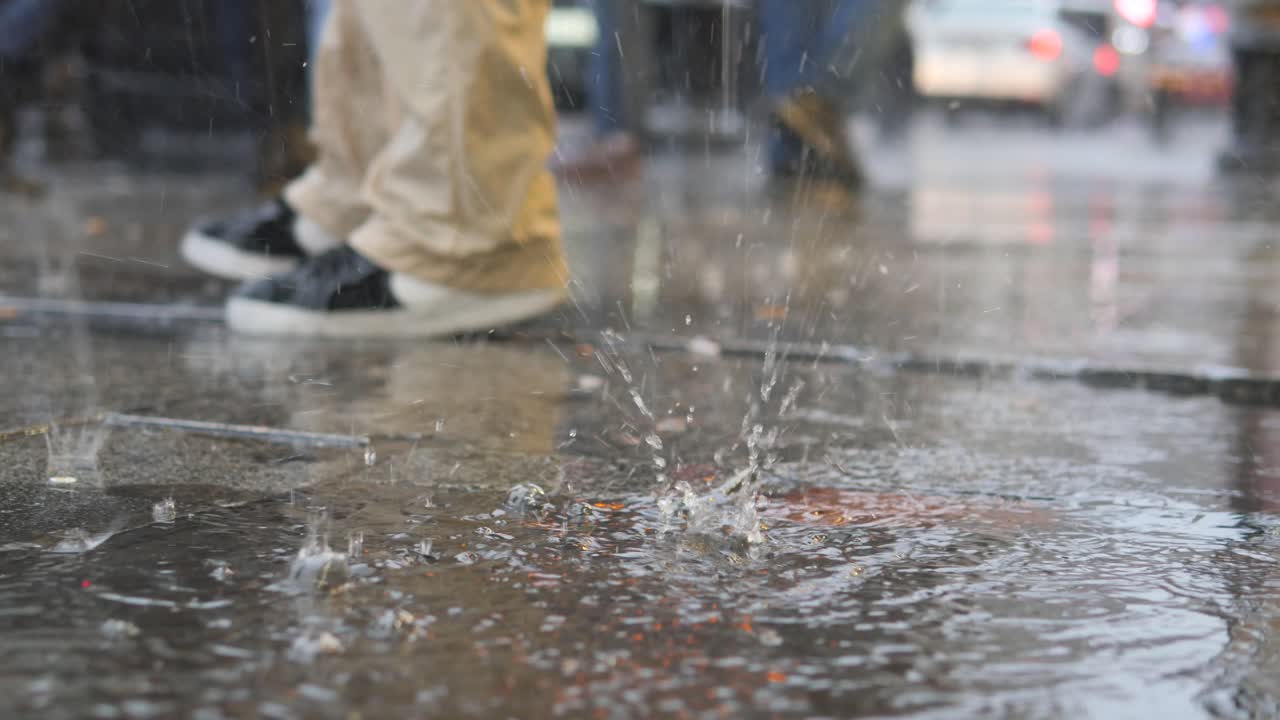lluvia en la calle de la ciudad