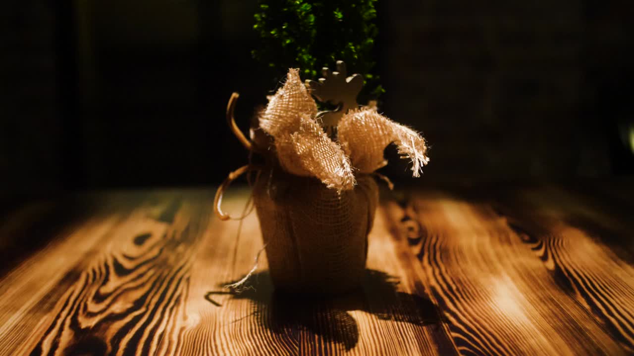 decoración de navidad rústica en una mesa de madera