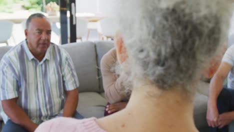 Personas-Mayores-Diversas-En-Una-Reunión-Hablando-En-Una-Casa-De-Retiro