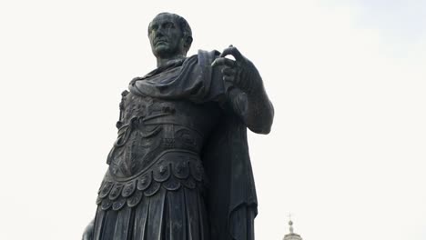 estatua de bronce de un emperador romano