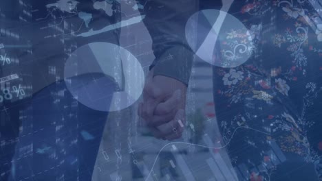 animación de procesamiento de datos y gráficos sobre diversas mujeres y hombres tomados de la mano
