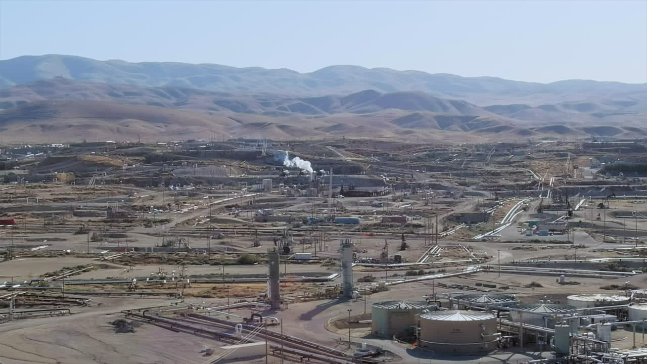 vista aérea volando a través de los vastos campos petrolíferos del triángulo de missouri paisaje montañoso seco de california