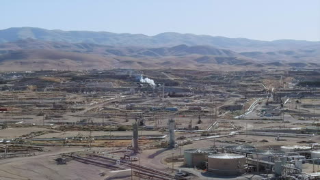 vista aérea volando a través de los vastos campos petrolíferos del triángulo de missouri paisaje montañoso seco de california