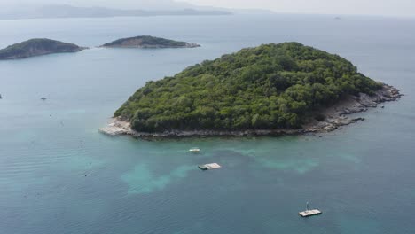 drone survolant une île inhabitée à ksamil riviera albanaise sur la mer méditerranée