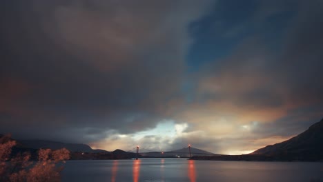las nubes tormentosas se mueven rápidamente sobre el fiordo.