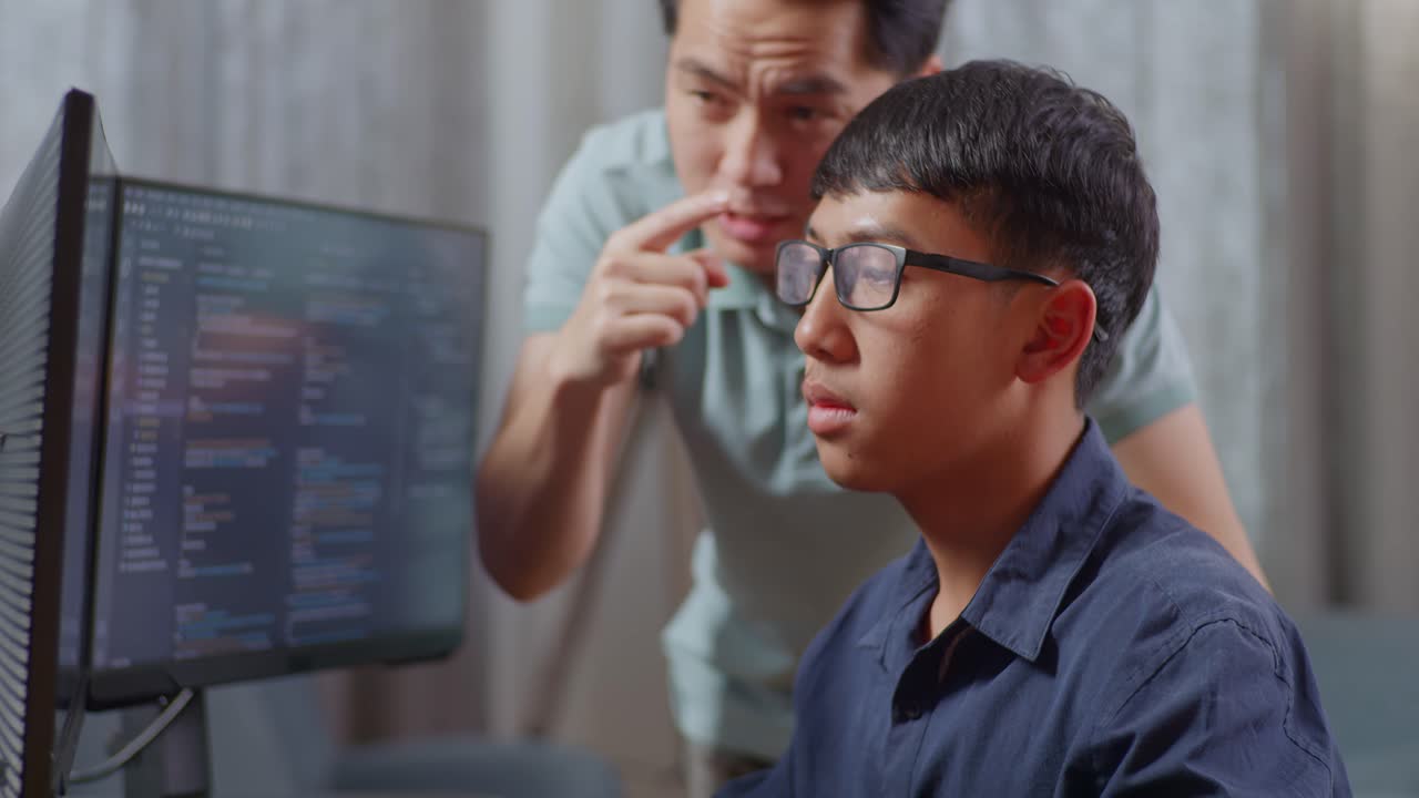 두 명의 프로그래머가 함께 일하고 있습니다.