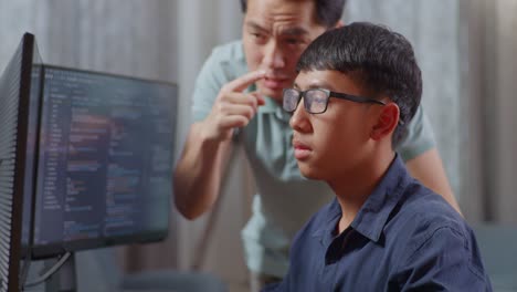 dos programadores trabajando juntos