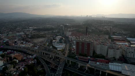 Rückwärts-Drohnenaufnahme-Der-Stadt-Und-Der-Wohngebäude-Im-Westen-Mexikos