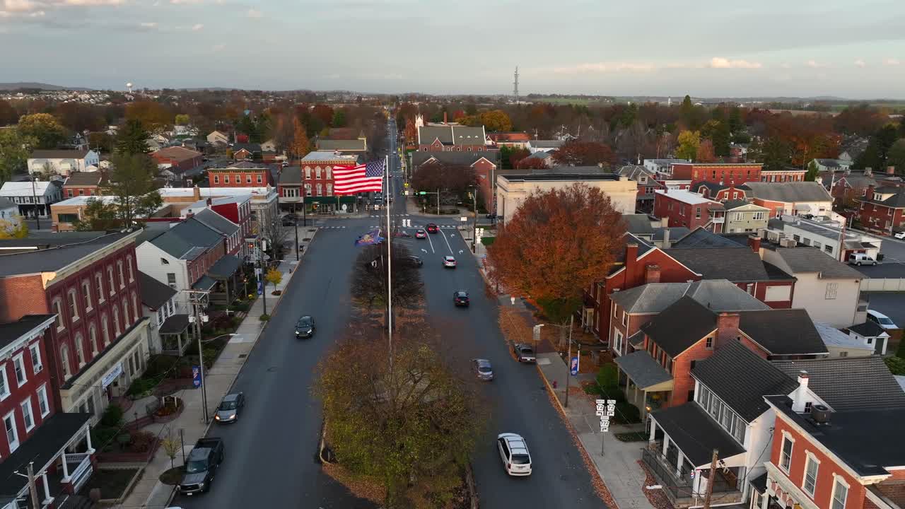 Bandiera americana che sventola nella brezza in una piccola città degli Stati Uniti in autunno