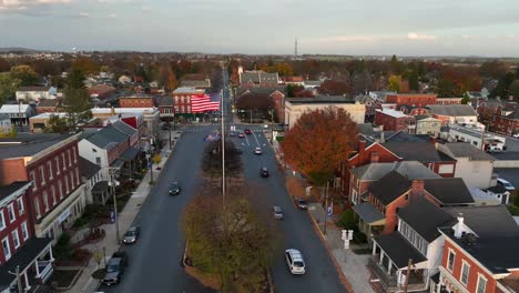 Amerikanische-Flagge-Weht-Im-Herbst-In-Einer-Kleinen-Stadt-In-Den-USA-Im-Wind