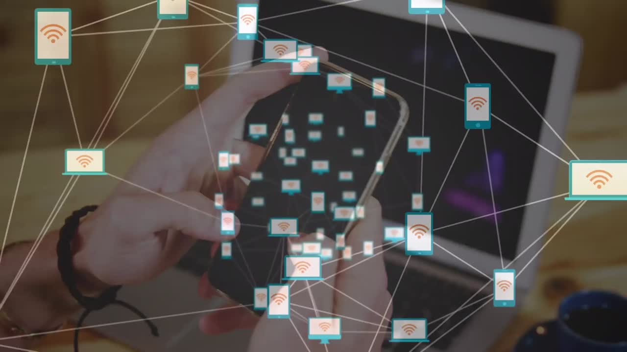 animación del procesamiento de datos sobre un empresario caucásico que usa un teléfono inteligente
