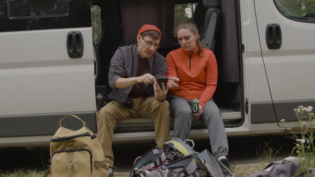 밴 에 앉아 있는 이성애자 부부