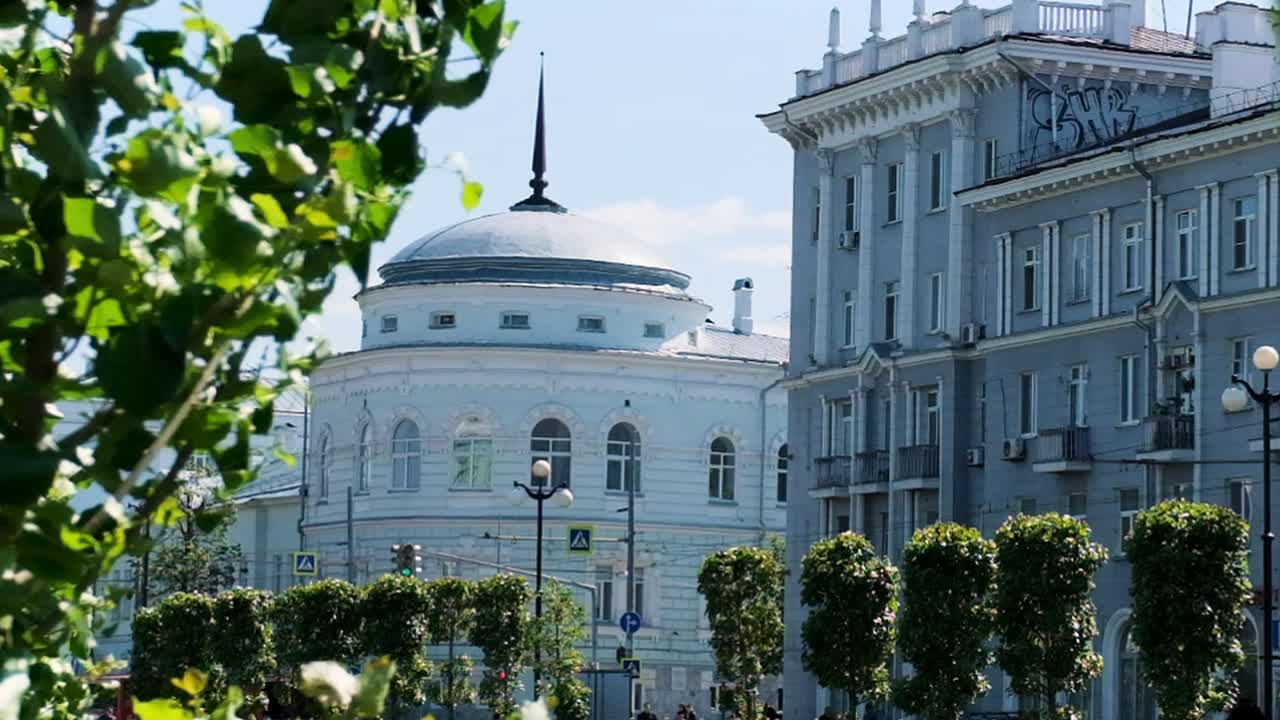 escena callejera de la ciudad con viejos edificios y árboles