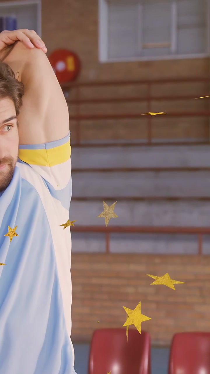 Video verticale: Uomo che riscalda le spalle facendo stretching e muovendo le braccia per lo sport, con stelle dorate che si incrociano
