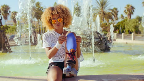 niña sonriente feliz con corte de pelo afro