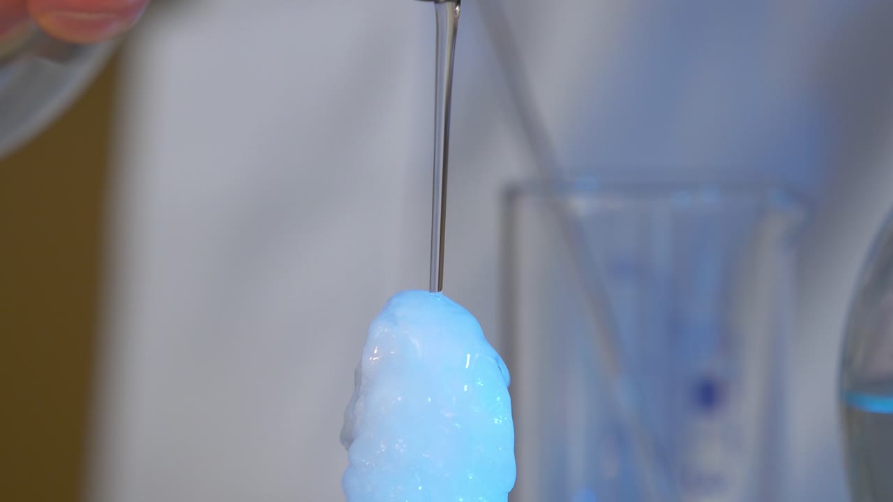 에 액체를 부어 넣는 것