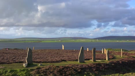 Die-Heiligen-Brodgar-Kreisförmigen-Keltischen-Steine-Auf-Den-Orkneyinseln-In-Nordschottland-3