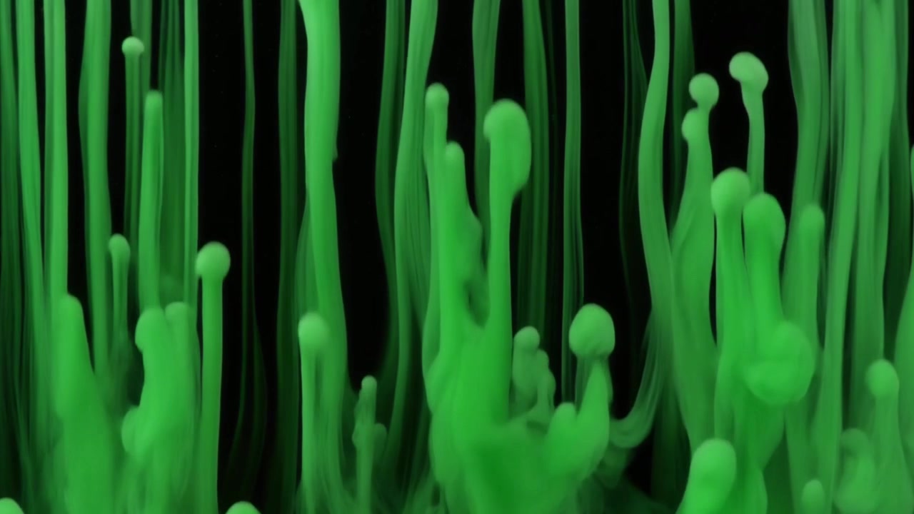 Groene Inkt Druppels Die Opstijgen in Water Tegen Zwarte Achtergrond