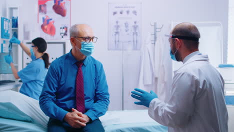 hombre mayor en la cita con el médico durante la covid-19
