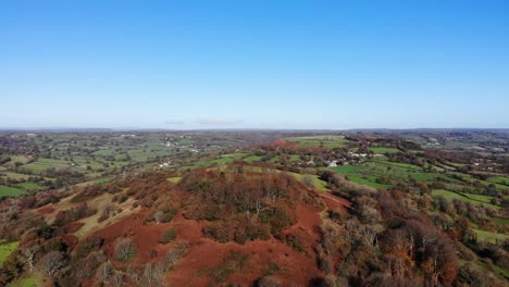 Toma-Aérea-De-Dumpdon-Hill-En-Devon-Inglaterra-En-Un-Día-Soleado-Con-La-Hermosa-Campiña-Inglesa-En-La-Distancia