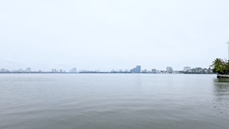 멀리 있는 도시 스카이라인과 함께 조용한 강 풍경