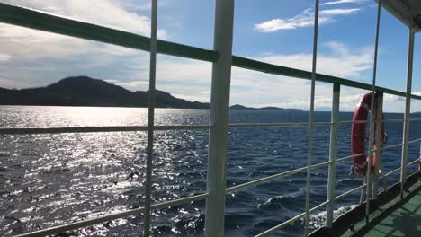 Vista-Del-Paisaje-Marino-De-La-Isla-Desde-La-Cubierta-Lateral-De-Un-Ferry-De-Pasajeros-Navegando-En-Un-Día-Soleado-En-Verano