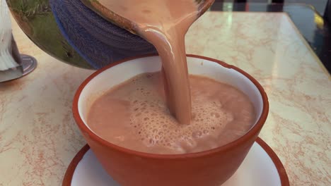 toma a cámara lenta de una taza de chocolate caliente artesanal en oaxaca méxico