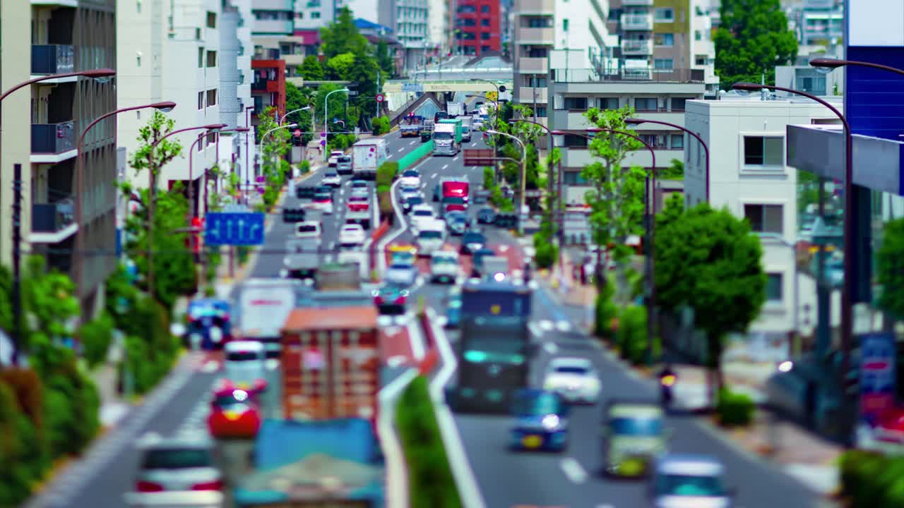 도쿄의 도시 거리에서 미니어처 교통체증의 타임스