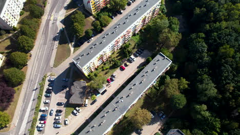 disparo aéreo de una calle de la ciudad con coches estacionados y edificios a su lado