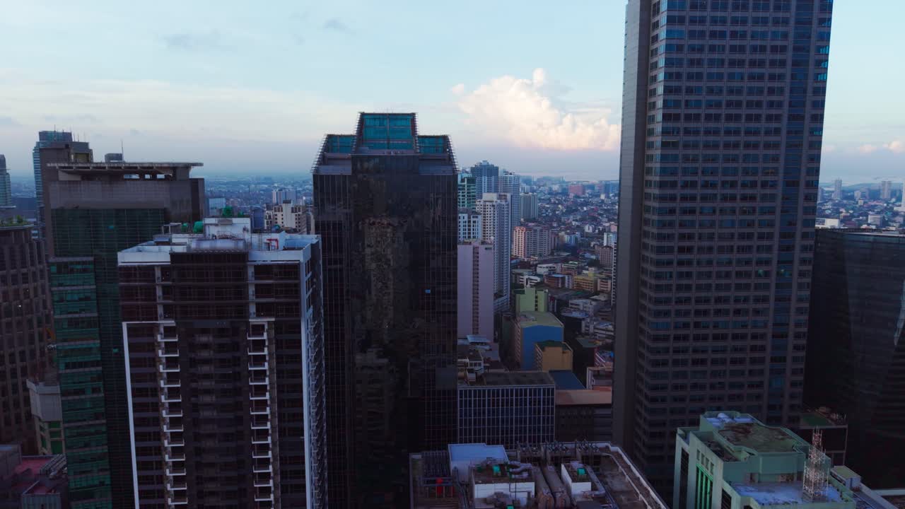 Smog urbano denso suaviza torres cinzentas enquanto um drone plana sobre Makati, Filipinas
