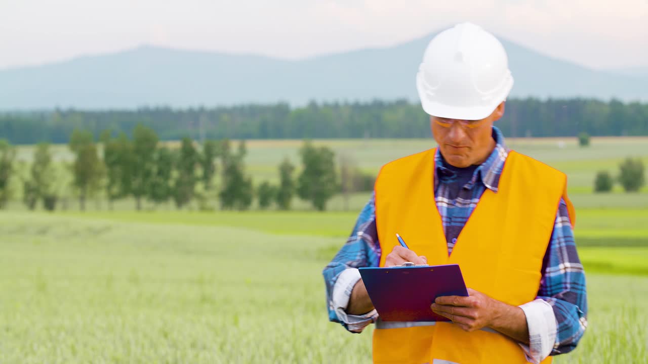 Engenheiro Analisando Lista de Verificação Em Prancheta Entre Plantações Na Fazenda 5