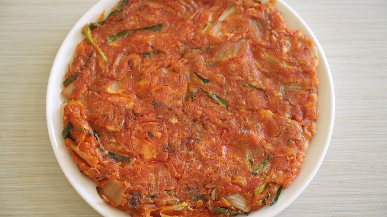 한국 김치 팬케이크 또는 김치전 - 혼합 계란, 김치, 밀가루 튀김 - 한국 음식 스타일