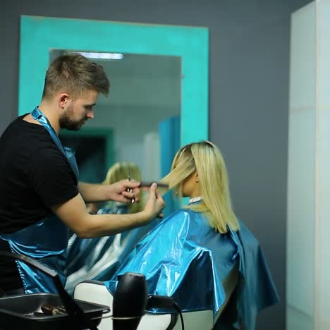 peluquero cortando el cabello