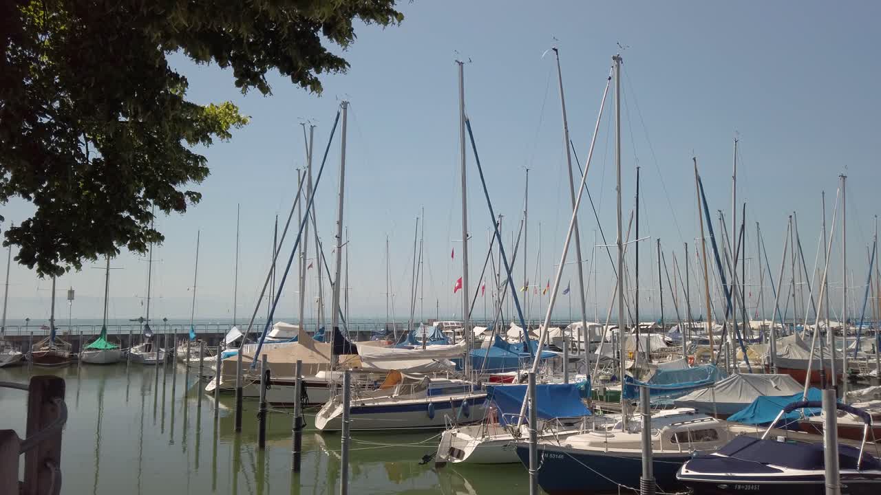 морская гавань с роскошными парусниками, пришвартованными в швейцарском цюрихе рядом с городом