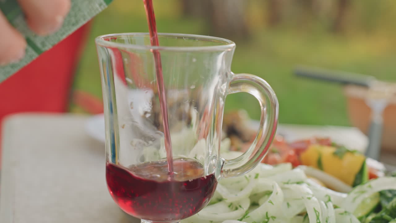 Allestimento informale all'aperto con bevande e snack. Ritrovo rilassato all'aperto con rinfreschi e prelibatezze. Relax nella natura con una varietà di bevande fresche e cibi deliziosi serviti all'aperto.