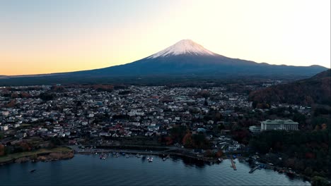 este impresionante vídeo de un avión no tripulado captura la ciudad de fujikawaguchiko al atardecer, con el majestuoso monte fuji en el fondo.