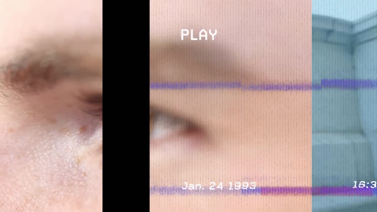 백인 남자의 얼굴 위에 오류가 있는 비디오 테이프의 애니메이션입니다.