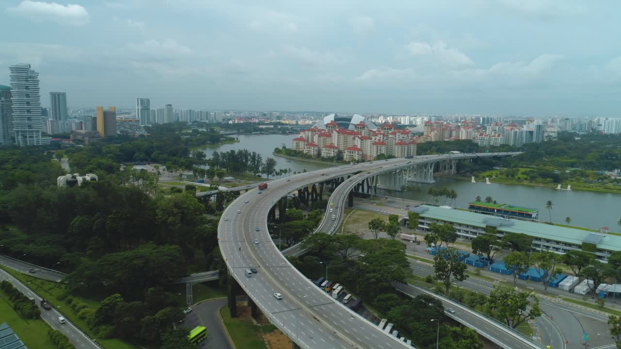 paisaje urbano de singapur con puente de la autopista
